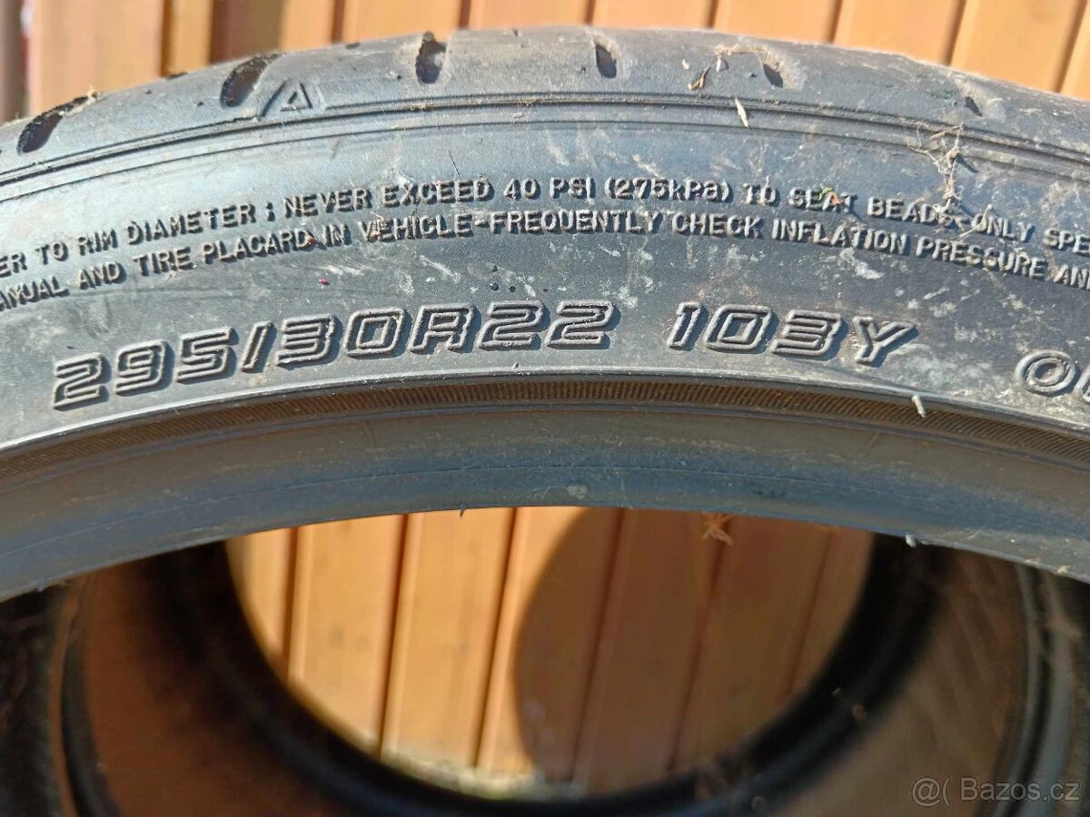 295/30R22 FALKEN AZENIS