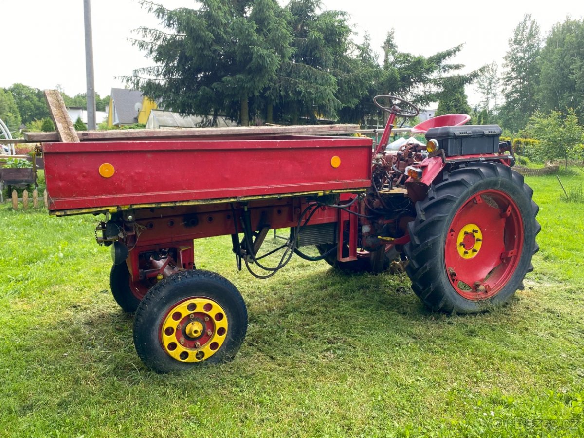 Sklápěcí nářaďový traktor RS09 (Traktorenwerk Schönebeck)