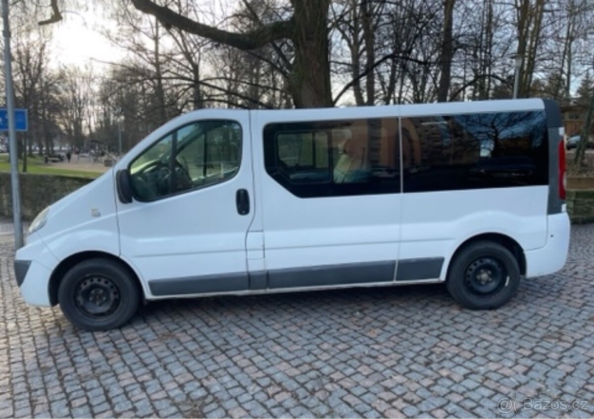 Renault Trafic extra long 6-9 míst 1.9dci 2011