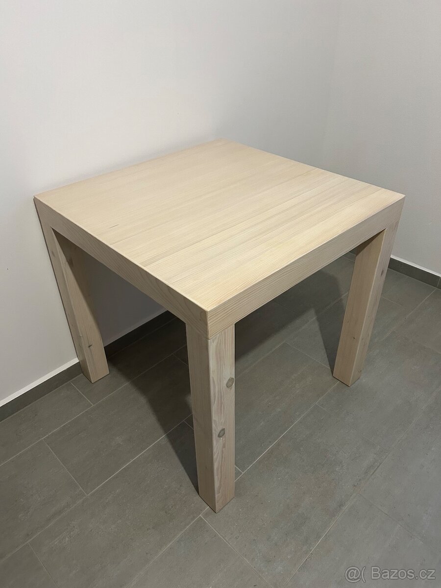 Stůl ze smrkového dřeva