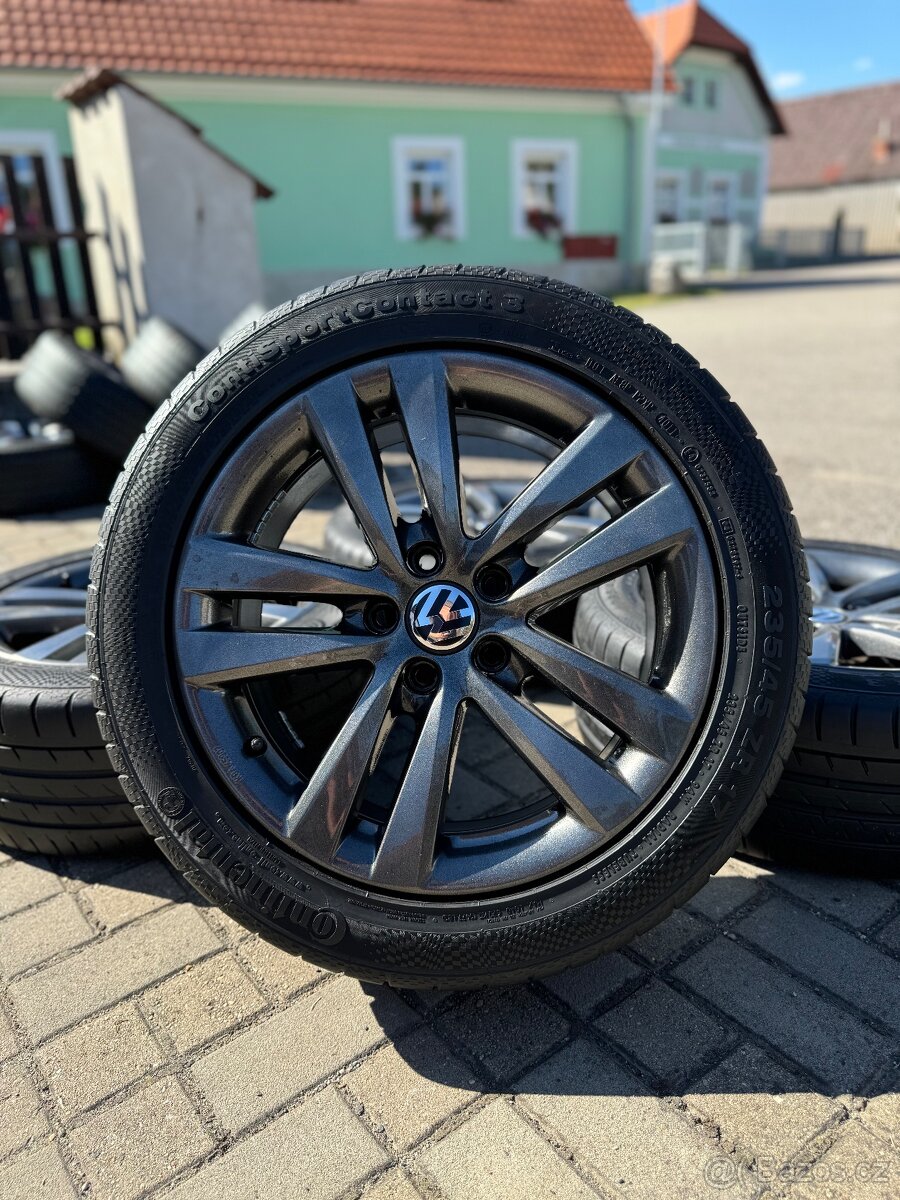 ORIGINÁL Alu Volkswagen AKIROS R17, 5x112 - TOP STAV