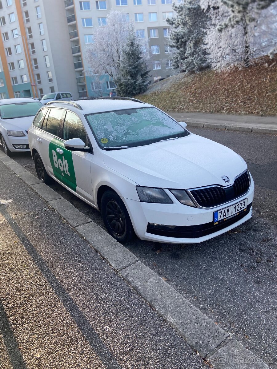 Pronajem octavia 3 bez kauce taxi