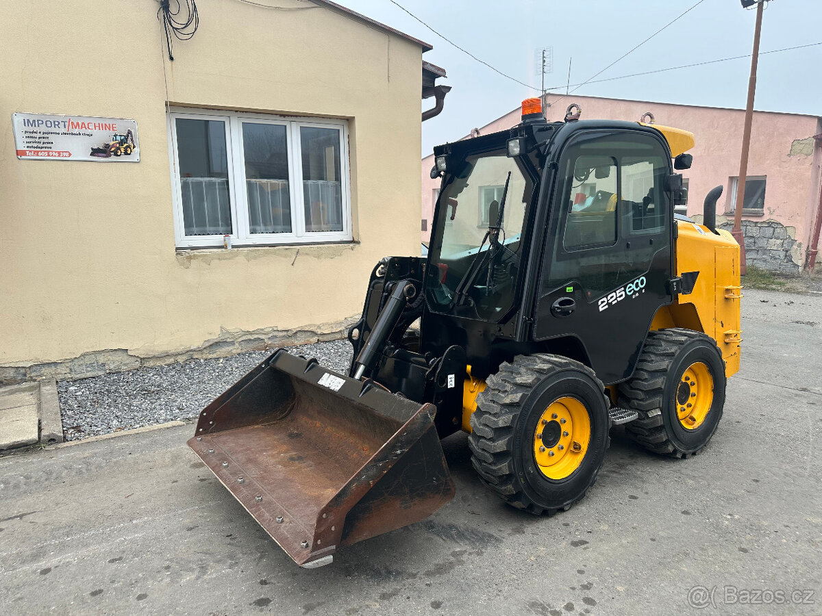 Smykový nakladač JCB 225, 3712kg, nosnost 1200kg,NOVÉ PNEU