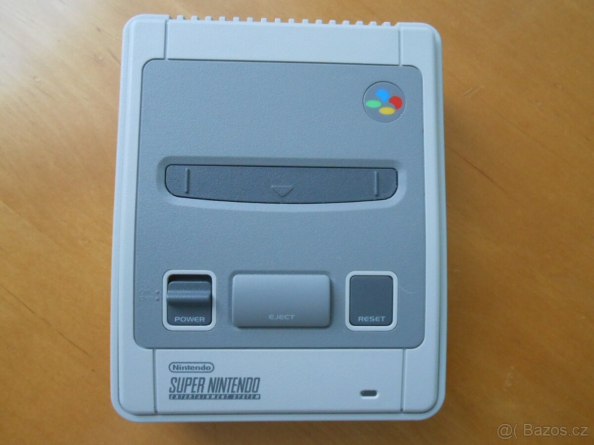 SUPER NINTENDO ENTERTAINMENT SYSTEM model CLV-301- zachovalý