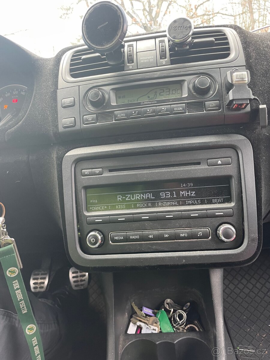 Prodám rádio RCD310 včetně kódu.