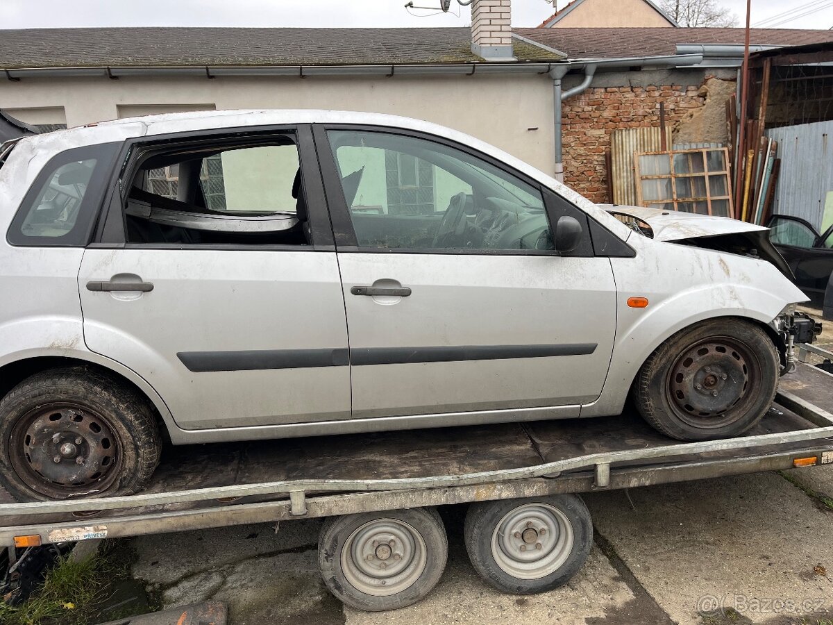 Ford fiesta Mk5 Náhradní díly ? 1.3 dveře blatník sklo