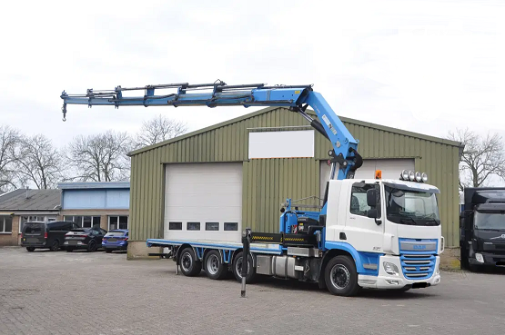 DAF CF400 8x2 - plato s hydraulickou rukou HIAB