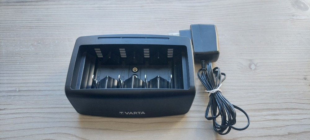 VARTA nabíječka Universal Charger