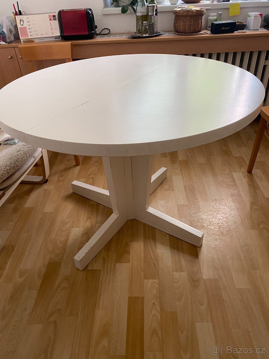 Kulatý stůl bílý