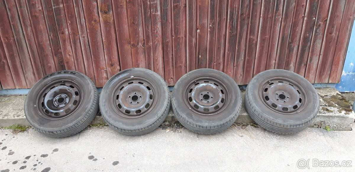 Prodám 4ks plechových disků 6Jx15 s pneu 195/65 R15