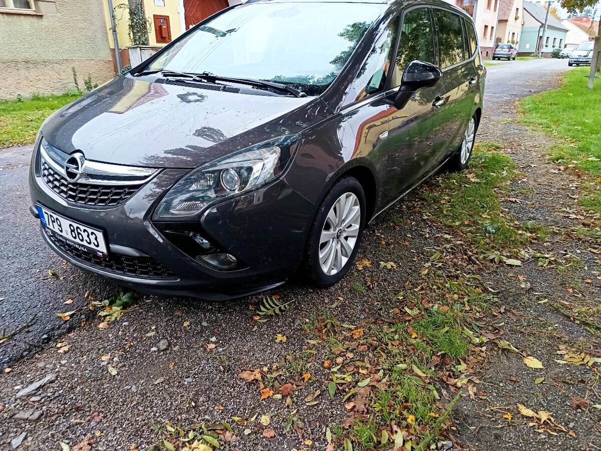 Opel Zafira C 7 míst plnohodnotná rezerva pod autem tažné za