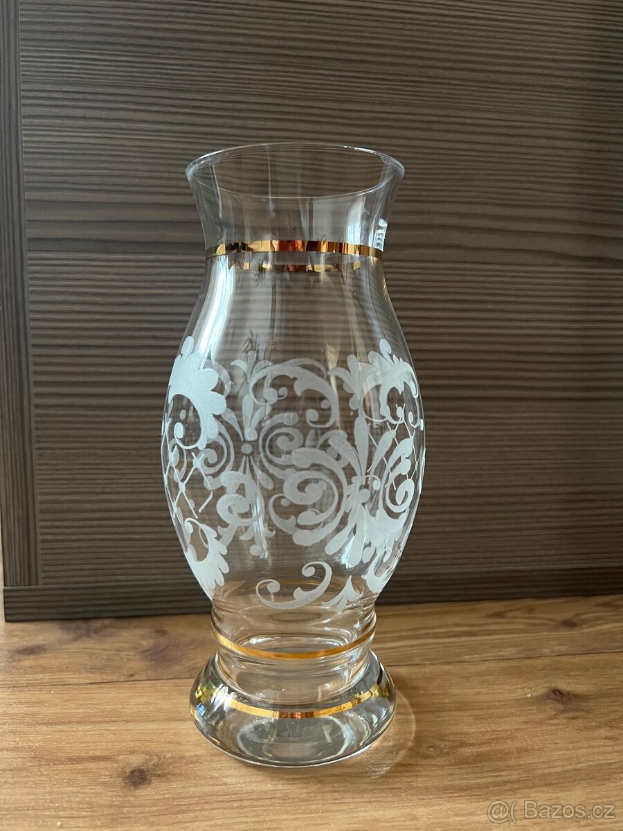 Skleněná váza s matovanými vzory zlacená Retro vintage