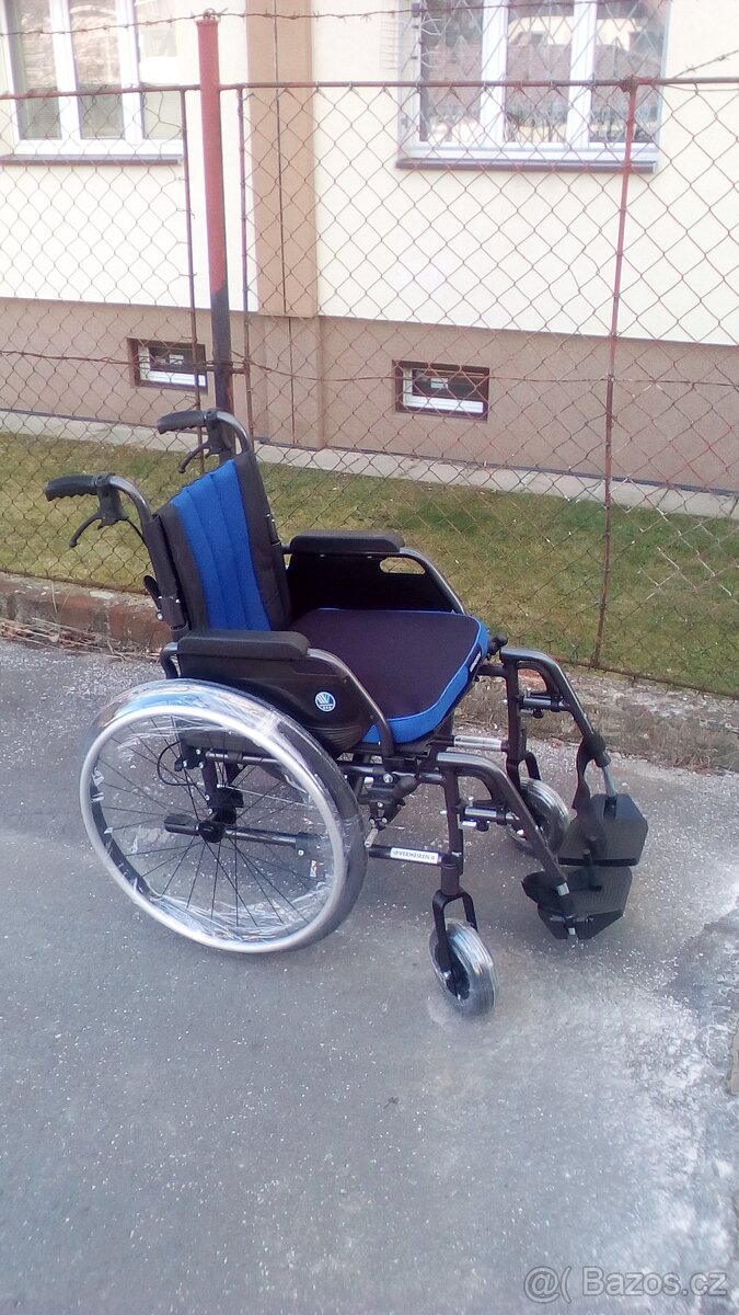 INVALIDNÍ VOZÍKY-43cm-brzdy doprovod(lze zaslat po ČR