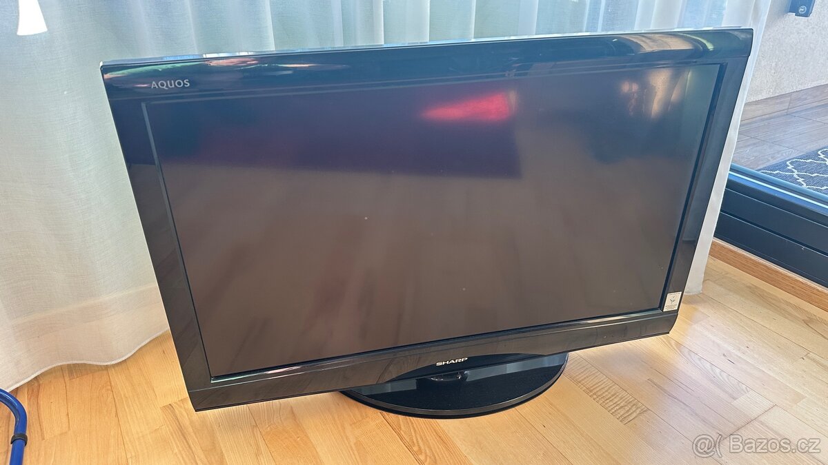 TV Sharp Aquos 80 cm / 32” + set top box Tesla TE 310