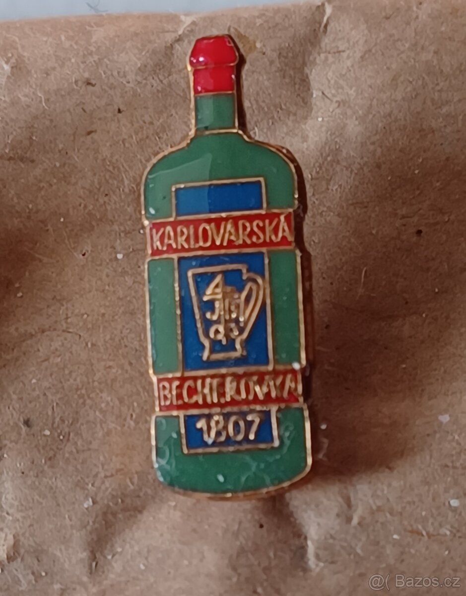 Karlovarská Becherovka odznak červené víčko