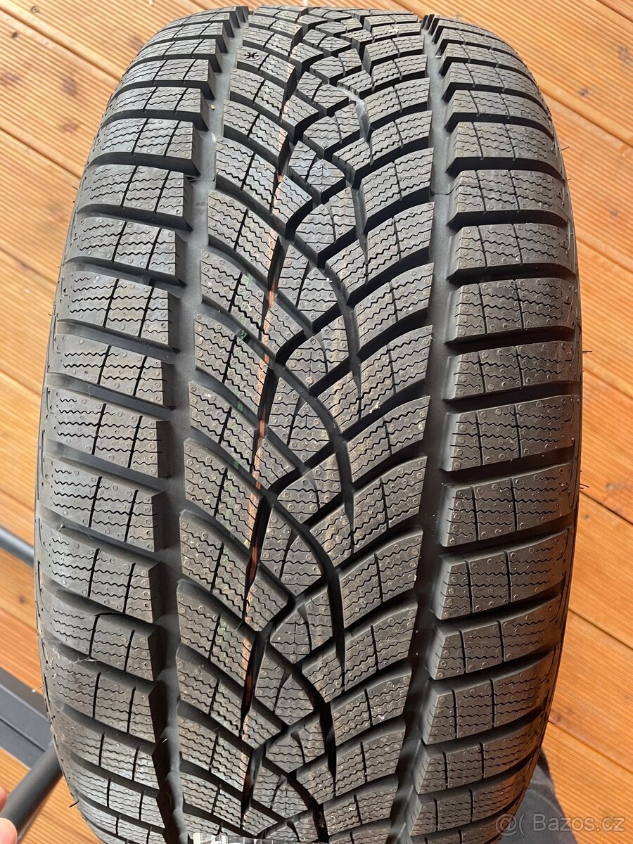 2ks GoodYear Ultragrip Performance + 225/40 R18