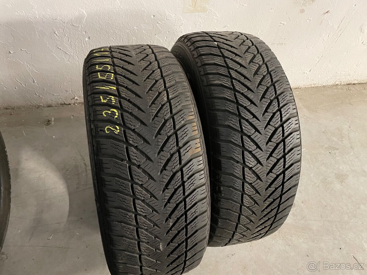 Zimní Goodyear 235/55/17 dva kusy