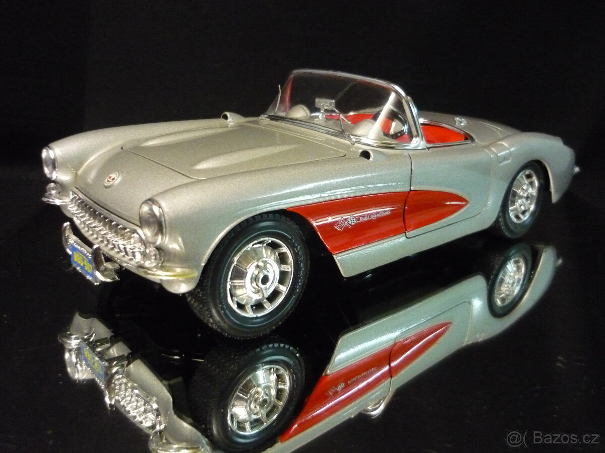 Chevrolet Corvette 1957 stříbrný Bburago 1/18