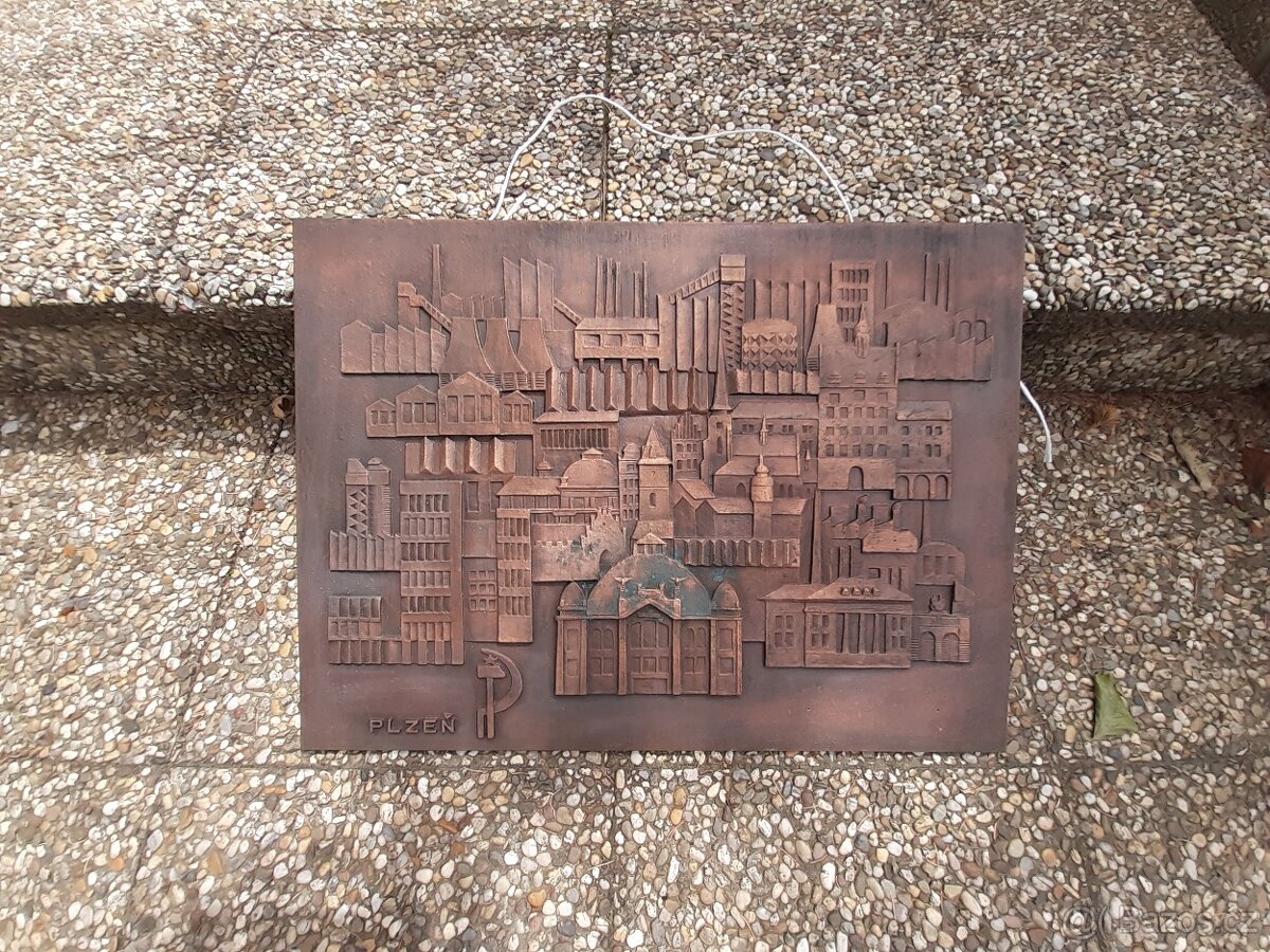 Plzeň plastika bronz 1973, signováno, rozměry 65 x 47 cm