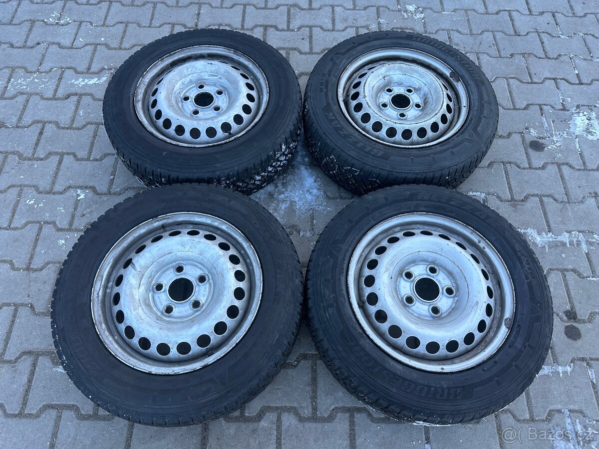 4x plechové disky 5x120 + pneu zimní 205/65 R16C