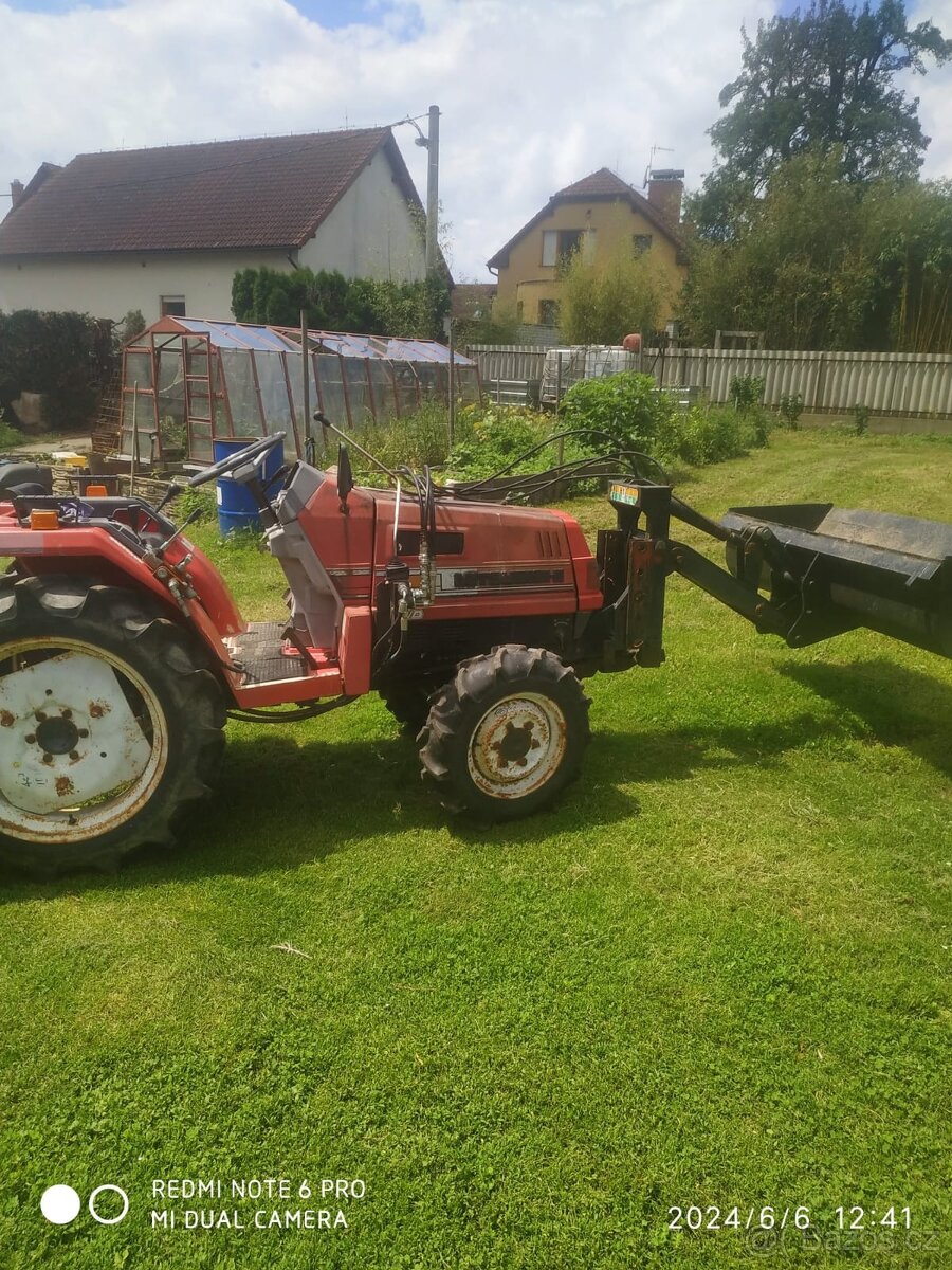 traktor MT 20 s nakladačem