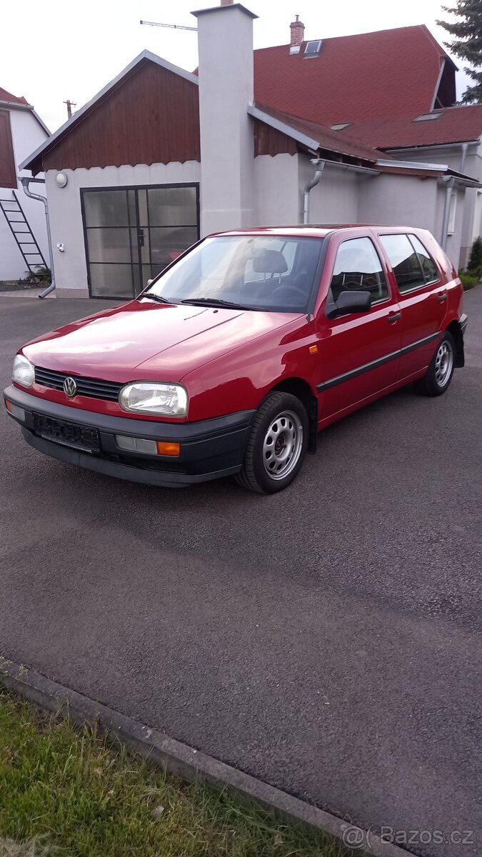 Volkswagen Golf 1.6 benzín