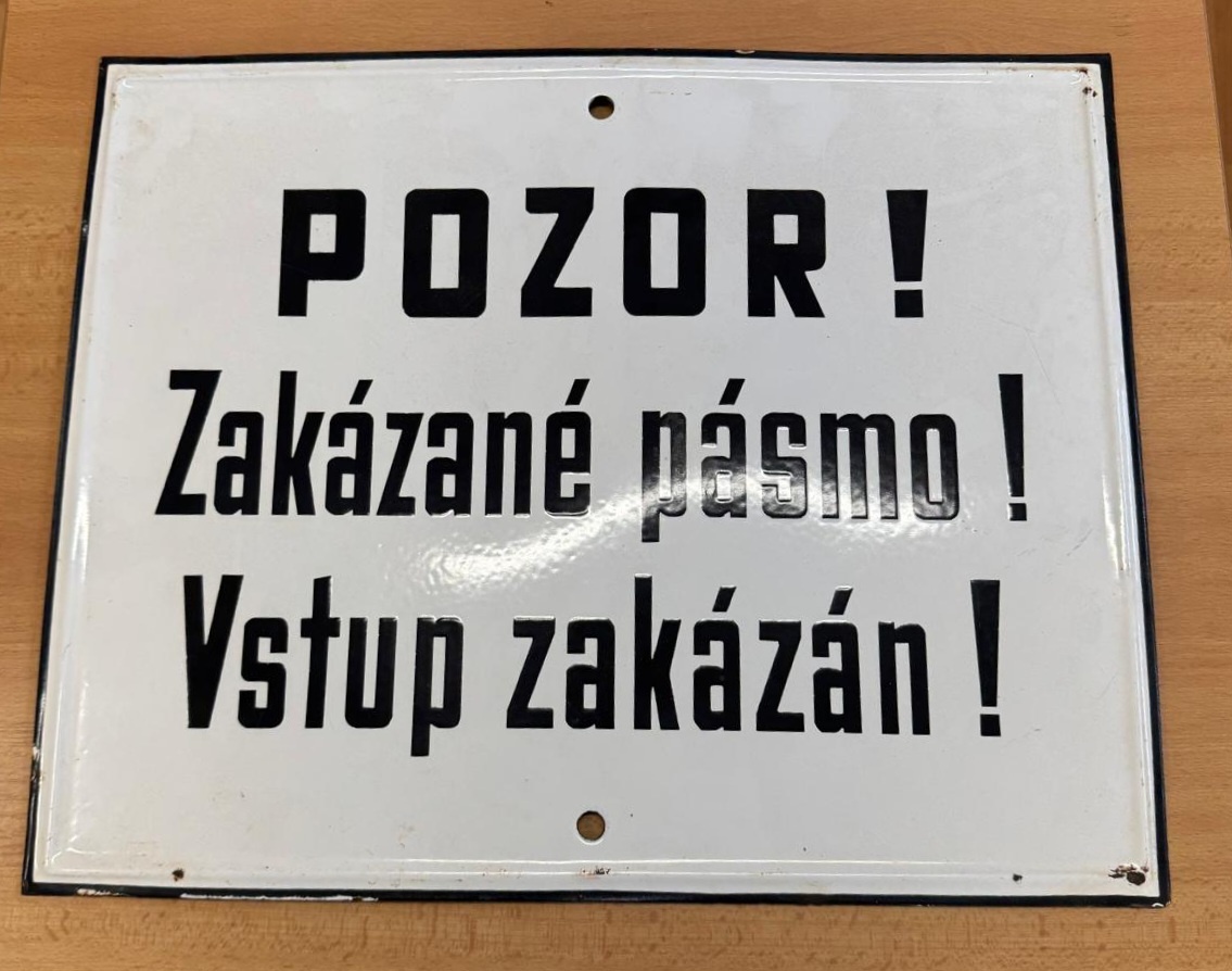 Vyhledávaná smalt cedule 50cm  zakázané pásmo