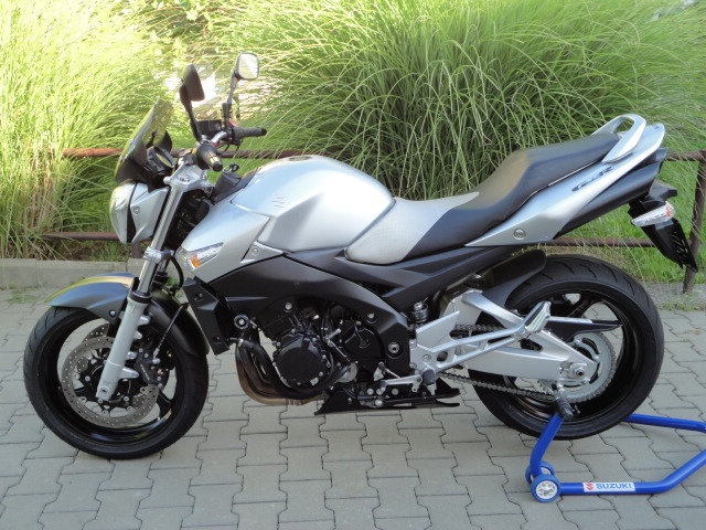 SUZUKI GSR600 i.e.