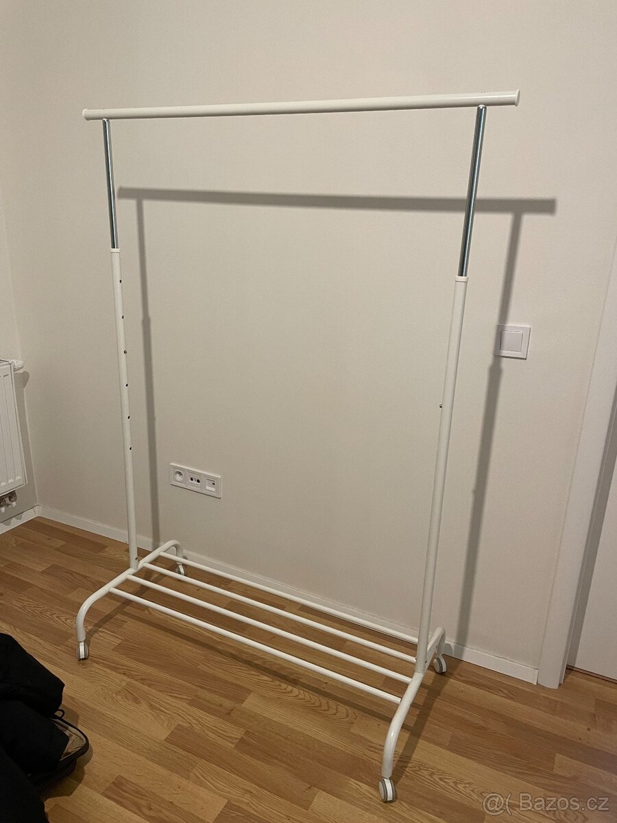 Šatní stojan IKEA RIGGA