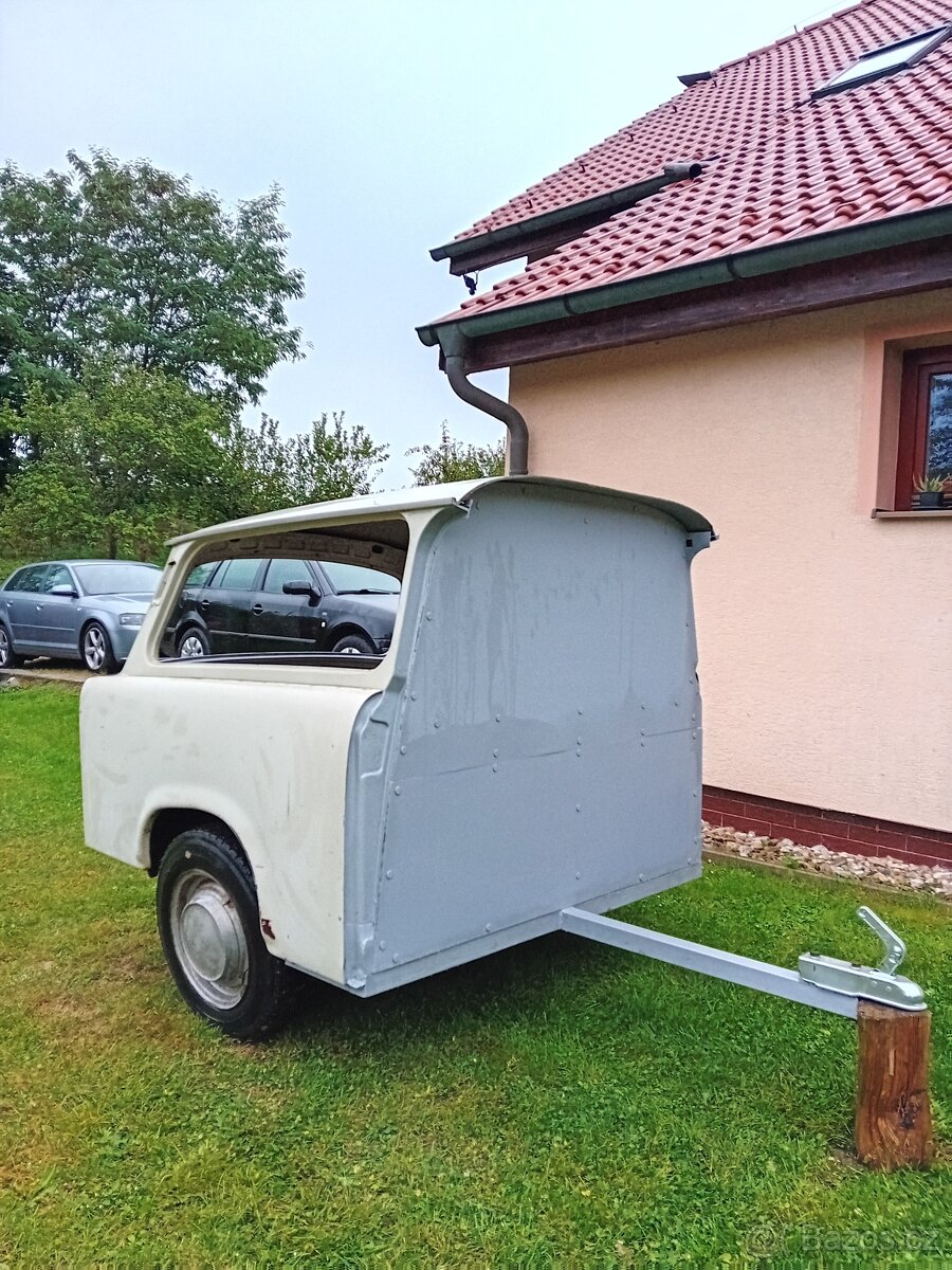 Karavan půl trabant