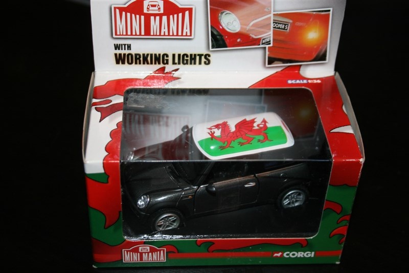 Corgi 1:36 BMW Mini Cooper S Welsh Dragon