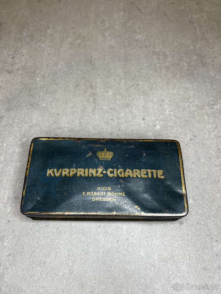 Stará plechová krabička od cigaret