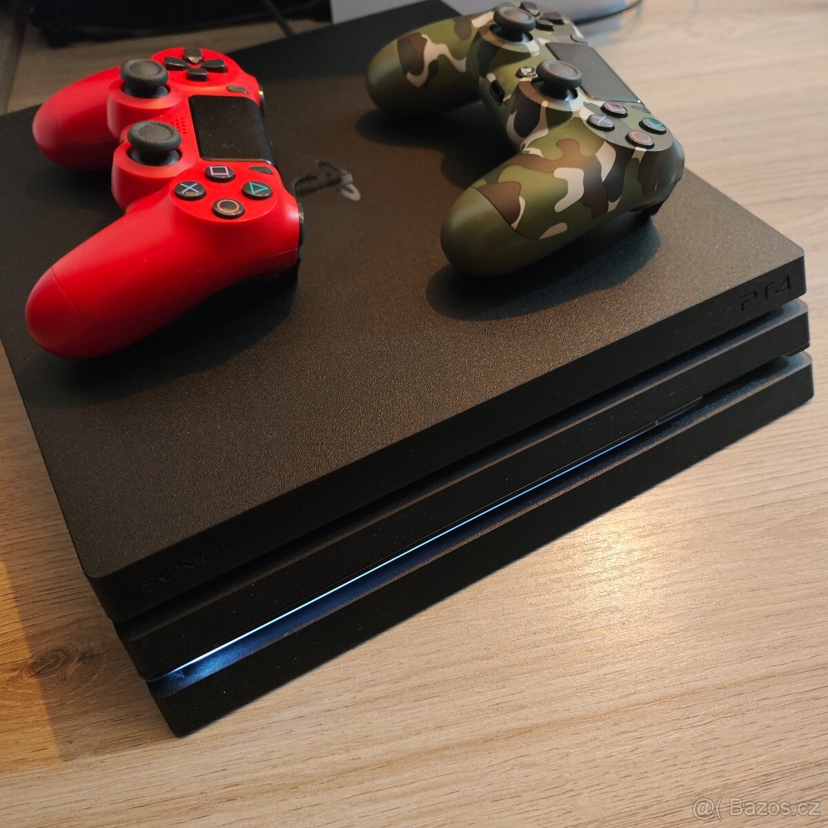 PS4 pro 1Tb, dva ovladače