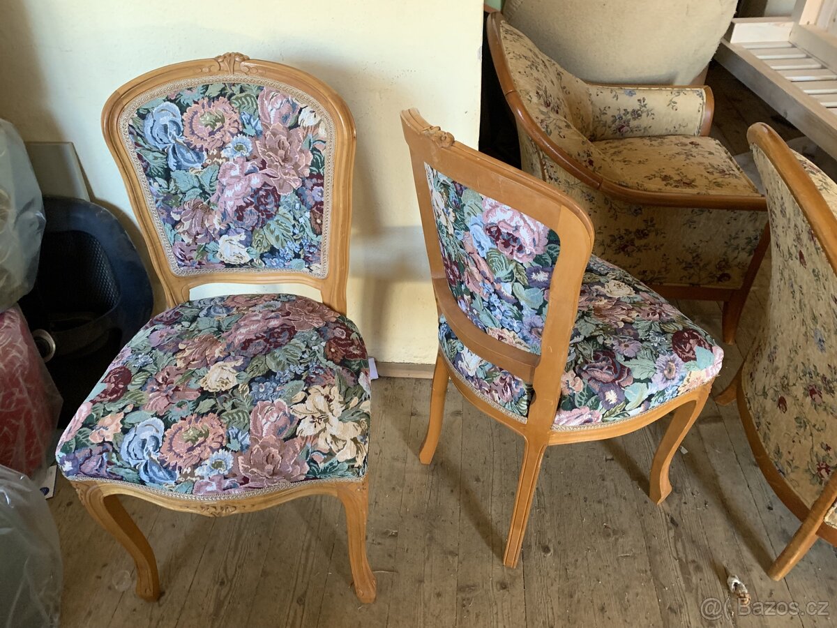 Prodám dvě krásné nově potažené židle