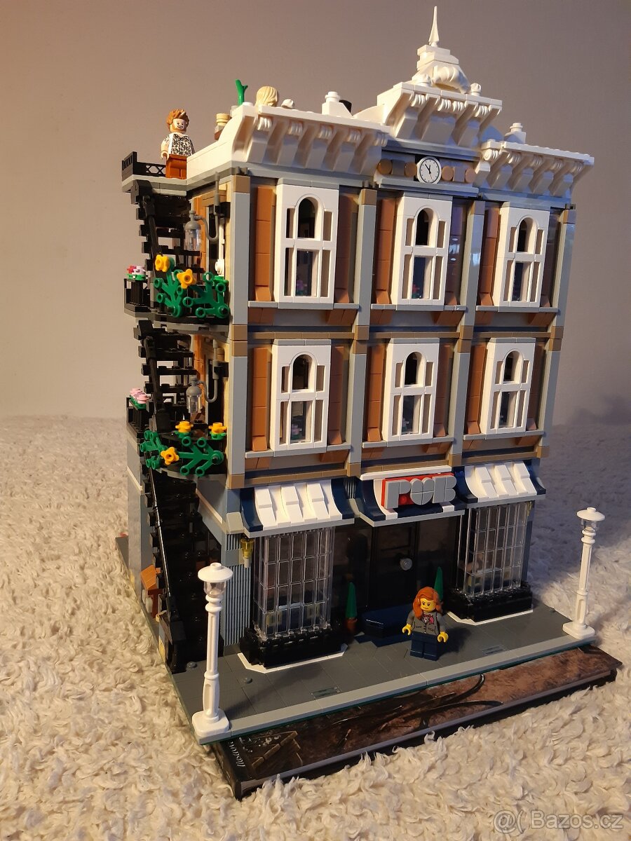 Lego Town Square Pub 10255