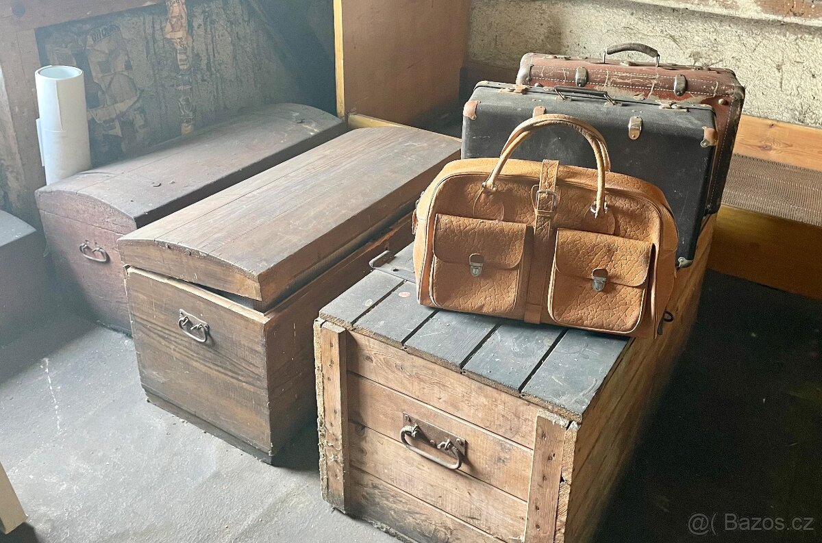 Dřevěné truhly různé velikosti - staré zachovalé