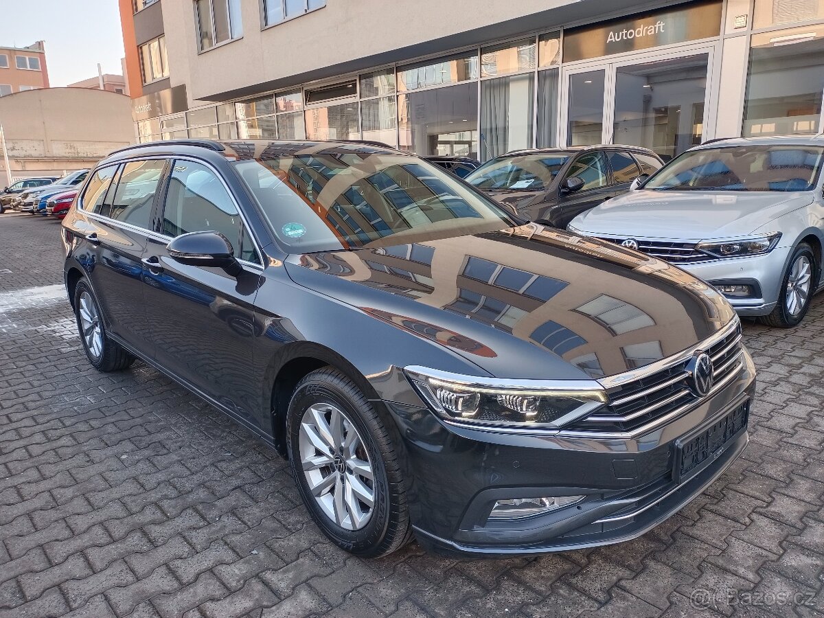 VW Passat B8 2.0TDI 110kW DSG Qi Matrix Webasto ACC Panorama