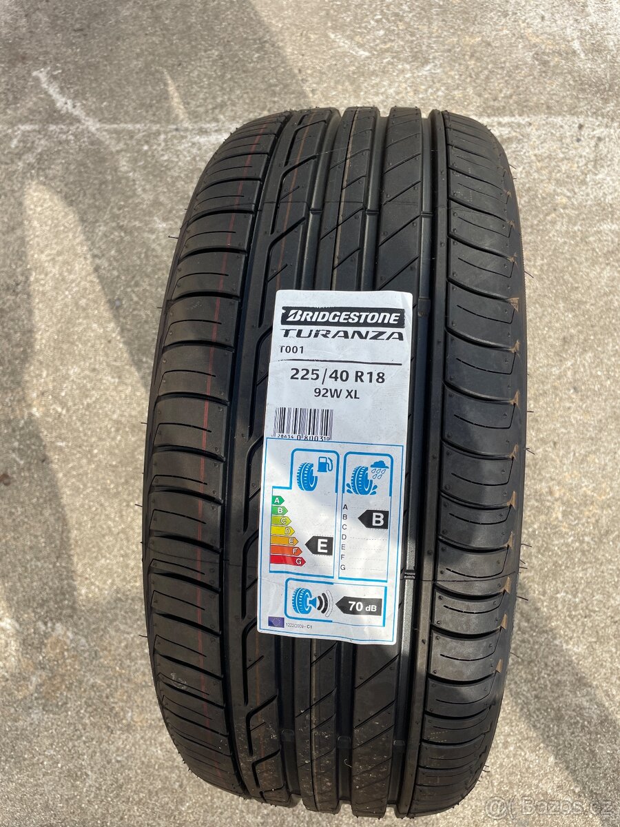 225/40R18