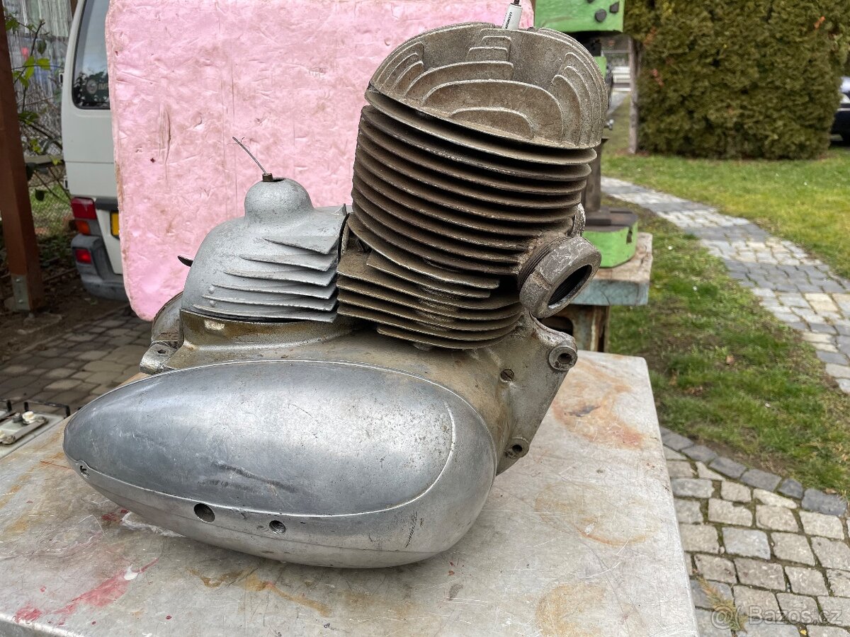 Jawa pérák 250 motor