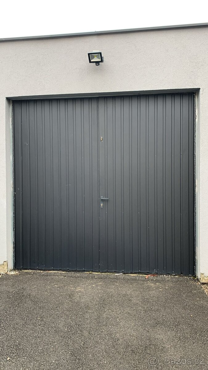 Dvoukřídlá garážová plechová zateplená vrata