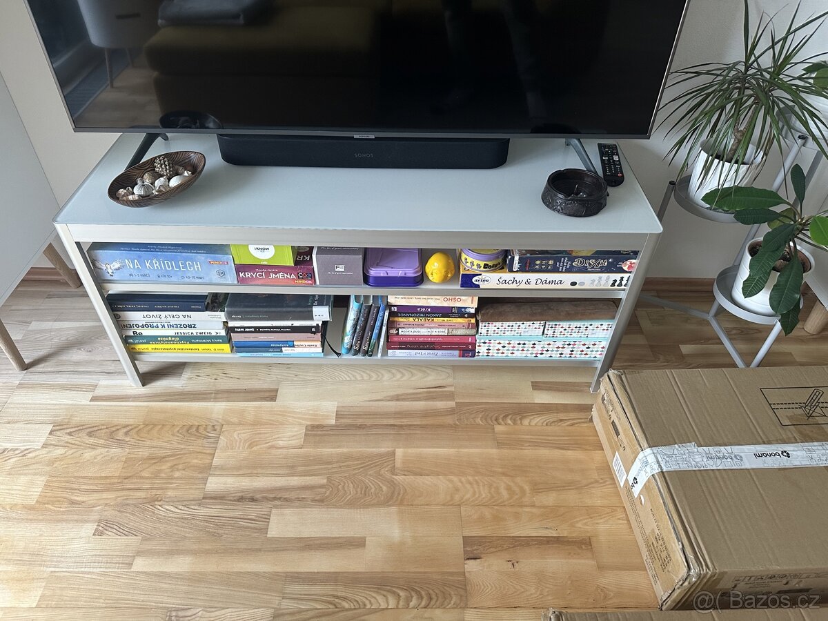 TV stolek hlinikovy IKEA delka 120cm