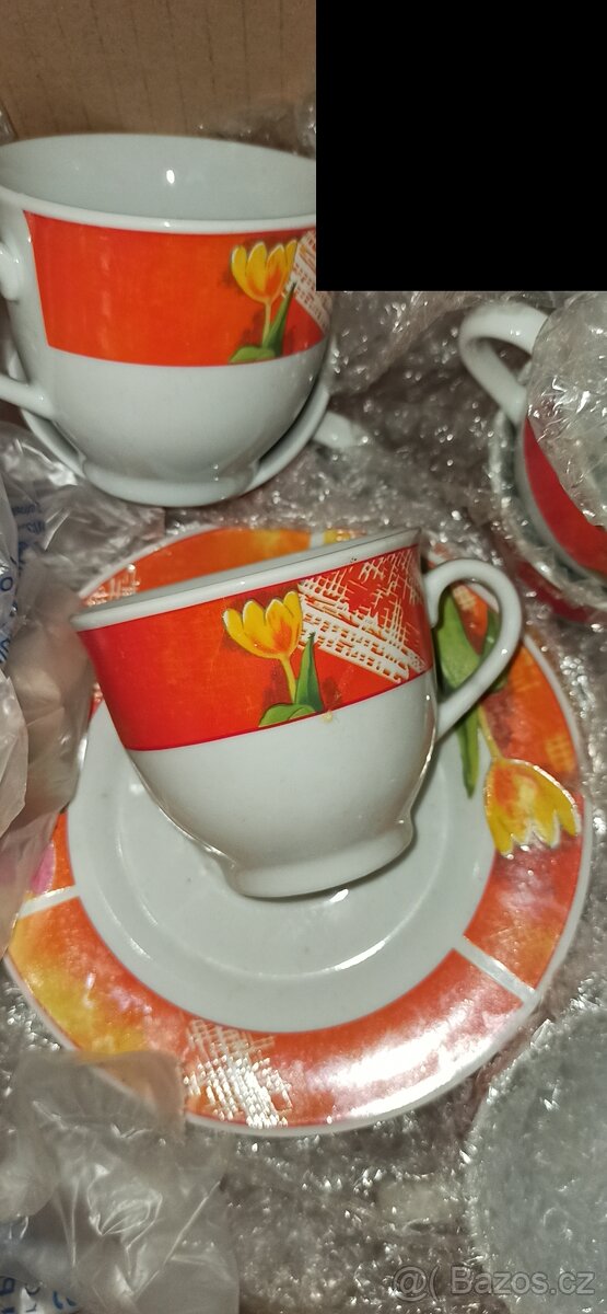 Porcelánový set značkových šálků s podšálky