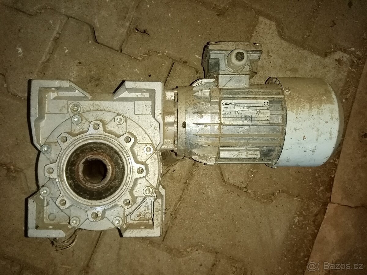 motor s převodovkou 0,37kw 1360ot i=20 díra 30mm