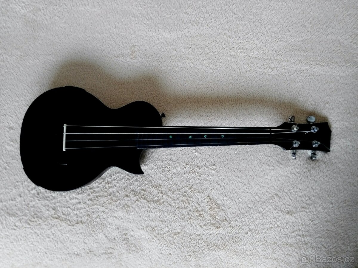 Predam koncertne ukulele Cascha Carbon Fibre.