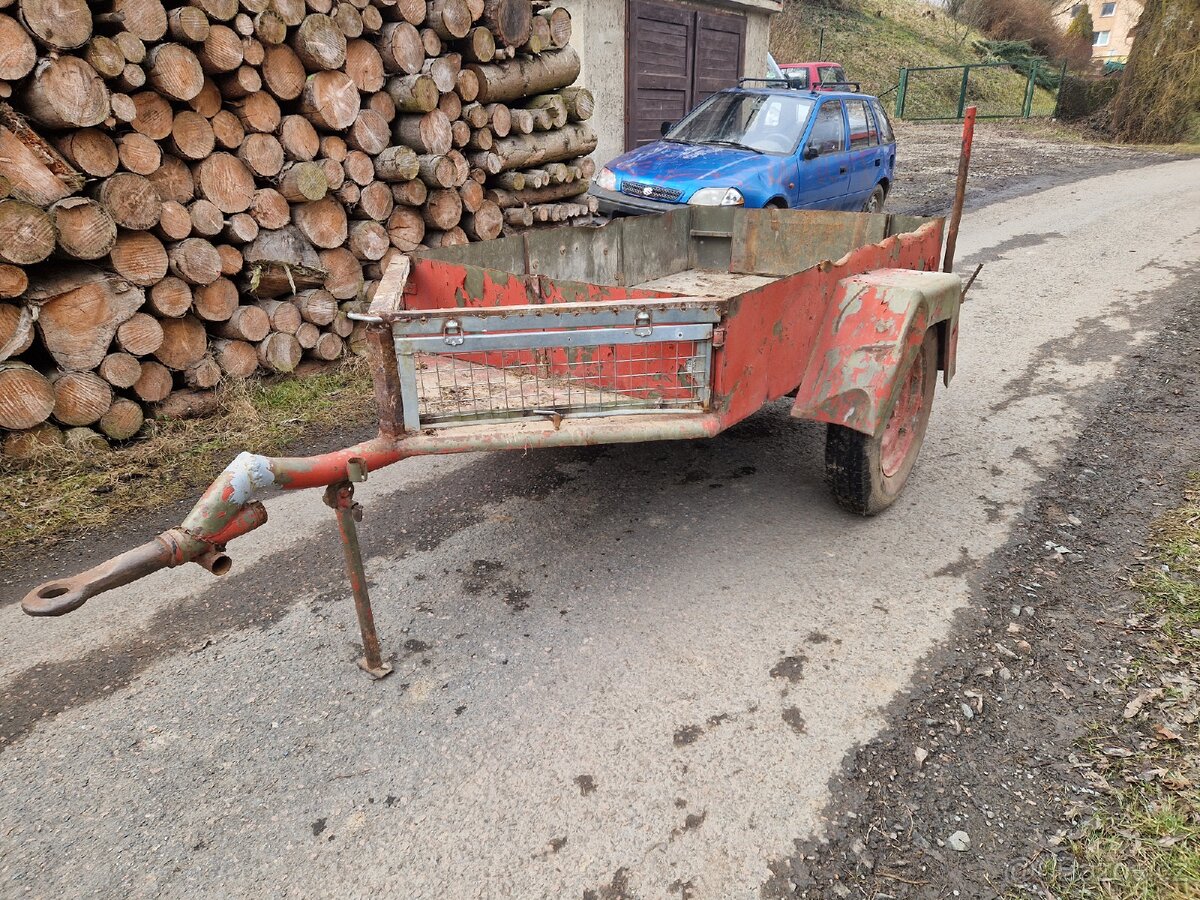 Odpružený vojenský vlek za traktor tovární výroby