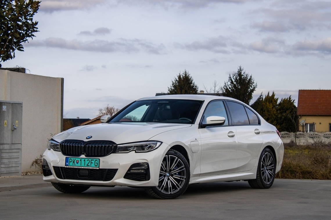 BMW Rad 3 330e PHEV M-Paket A/T - ZÁRUKA 1 rok / 30 000 km
