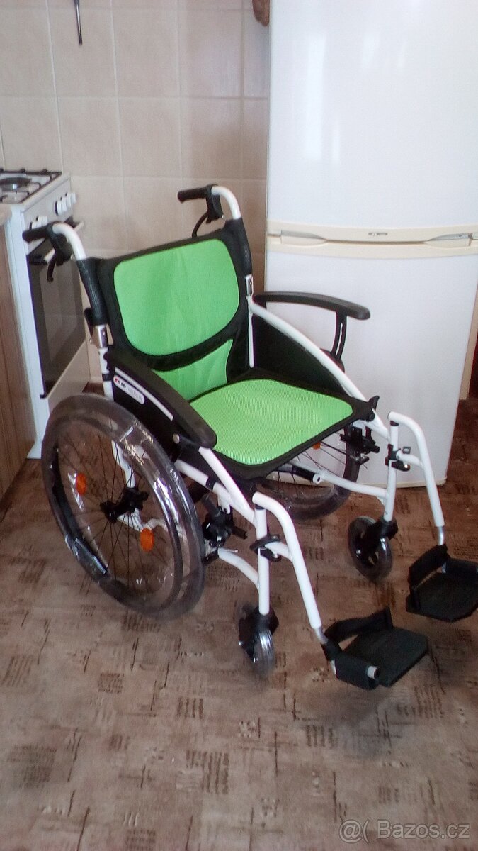 INVALIDNÍ VOZÍK 46 cm-ZADNÍ BRZDY-lze zaslat po ČR