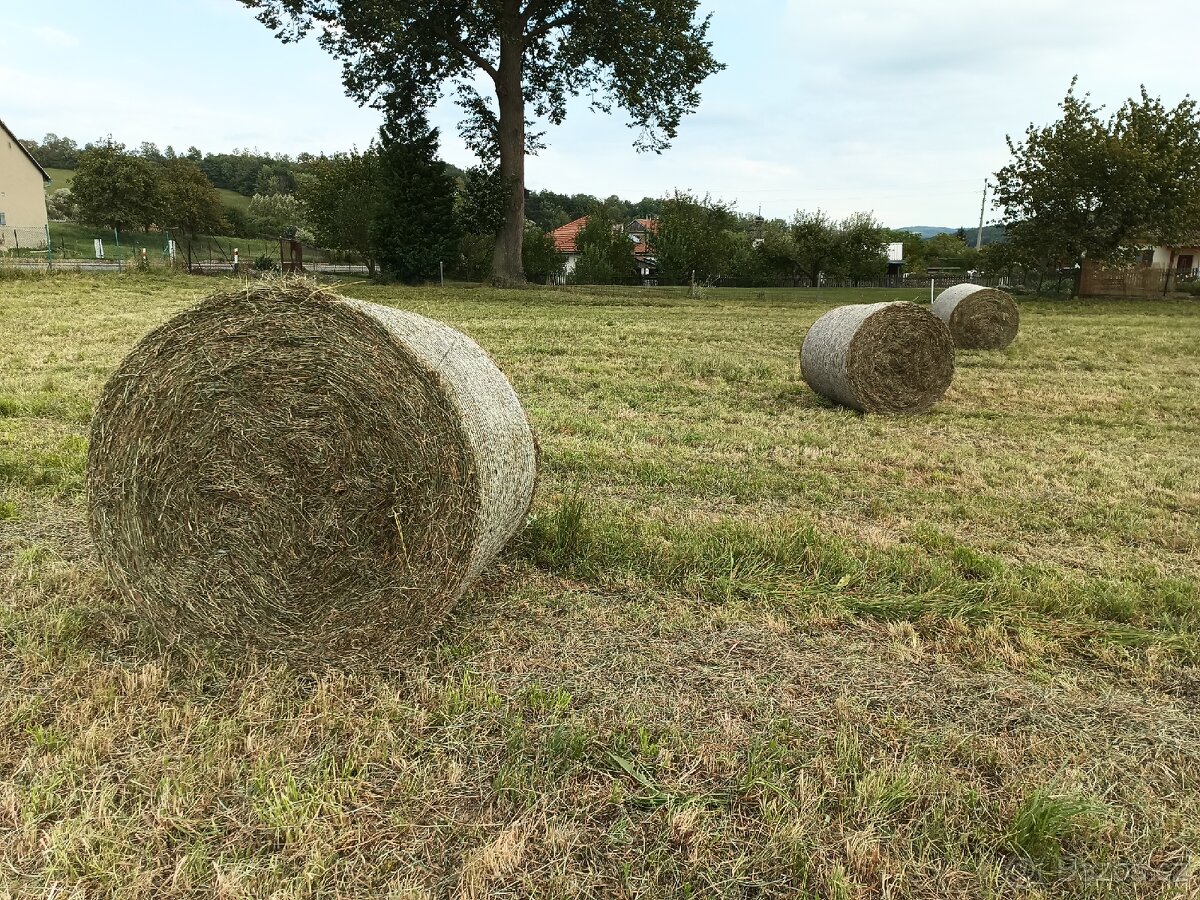 Seno, kulaté balíky