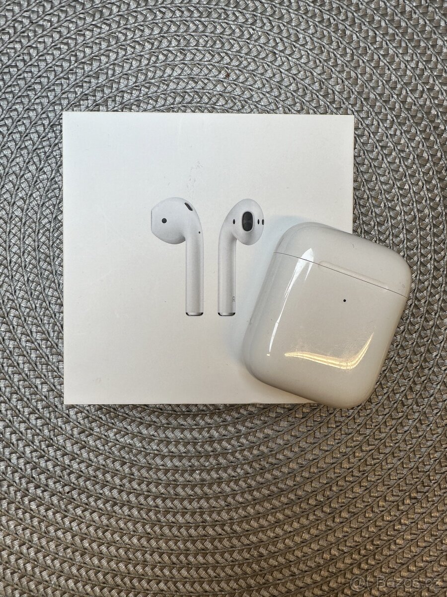 Sluchátka Apple AirPods, bezdrátové nabíjení (2019)