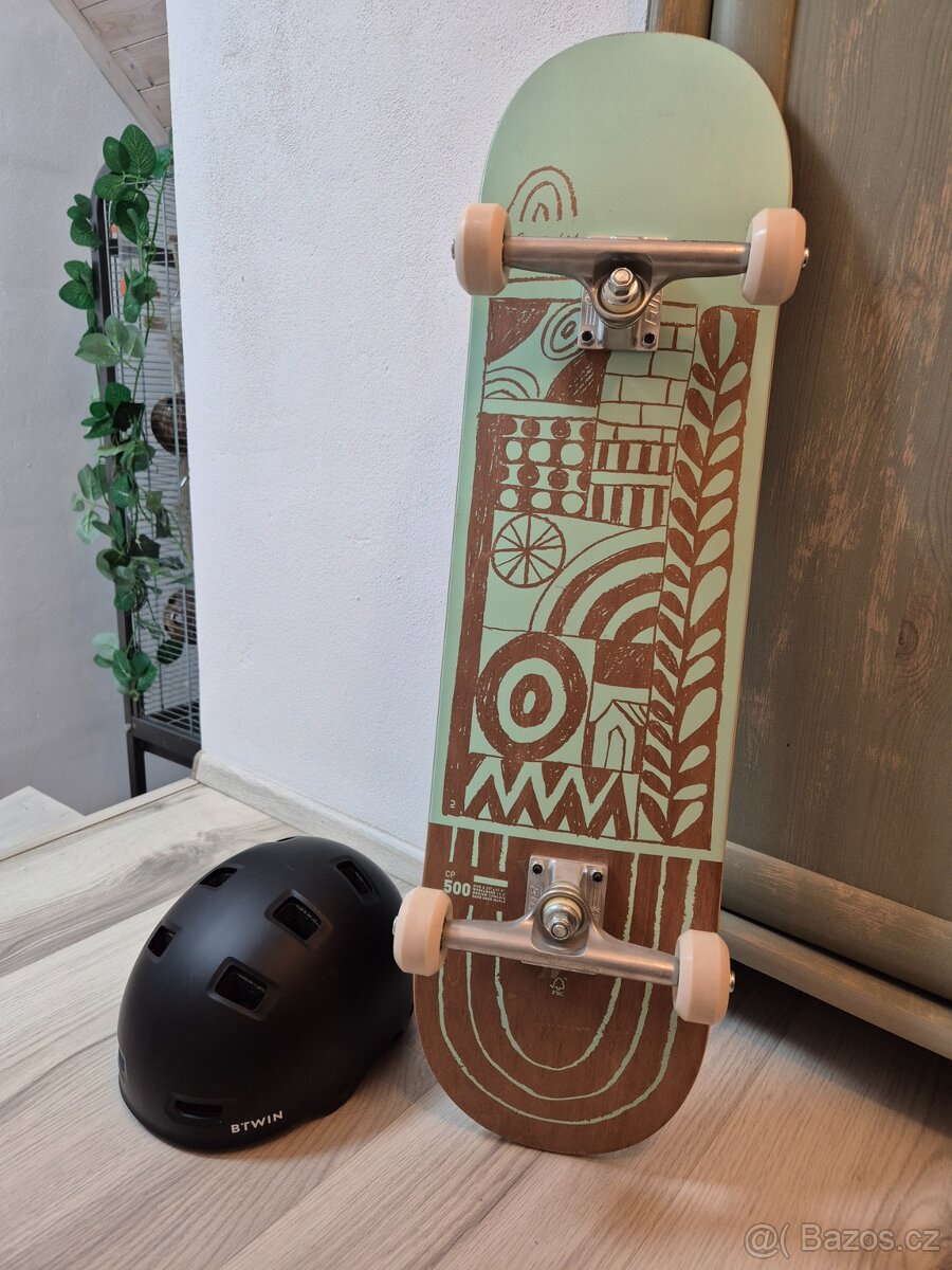 Skateboard s přilbou